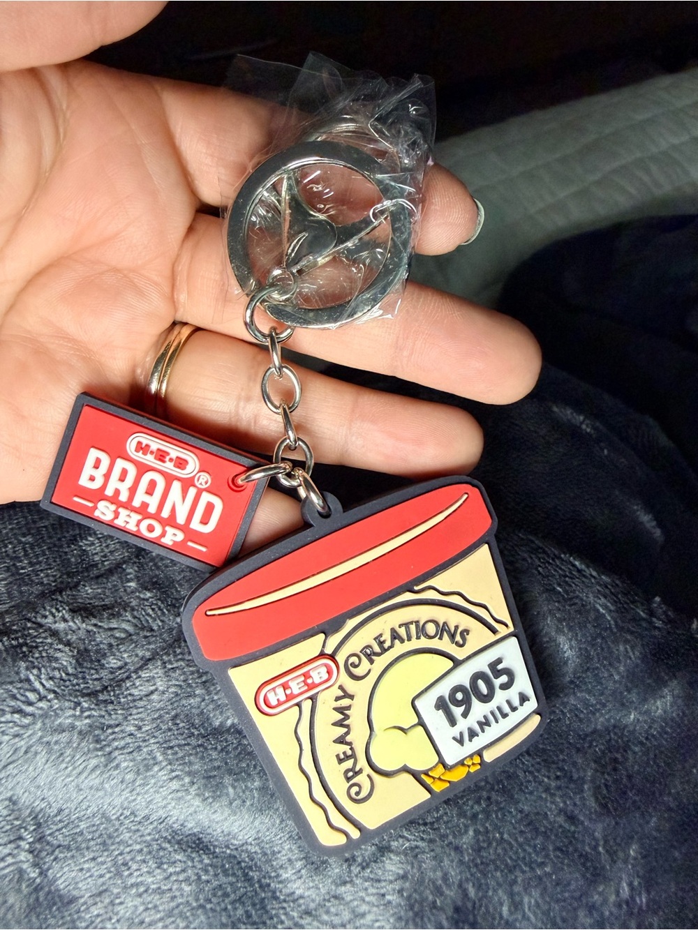 Creamy Creations 1905 Vanilla Keychain - Red & Cream